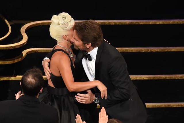 Lady Gaga ve Bradley Cooper, Sahne Performansıyla İzleyicileri Mest Etti