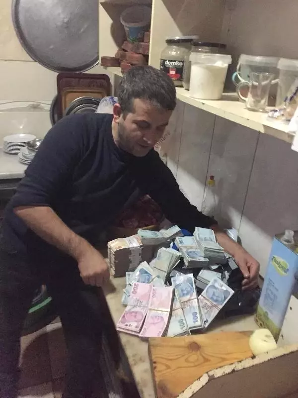 Lokanta İşletmecisinin Siparişlerinin Bulunduğu Kolilerden 300 Bin Lira Çıktı