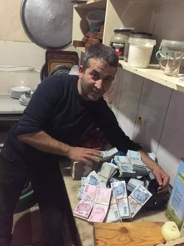 Lokanta İşletmecisinin Siparişlerinin Bulunduğu Kolilerden 300 Bin Lira Çıktı