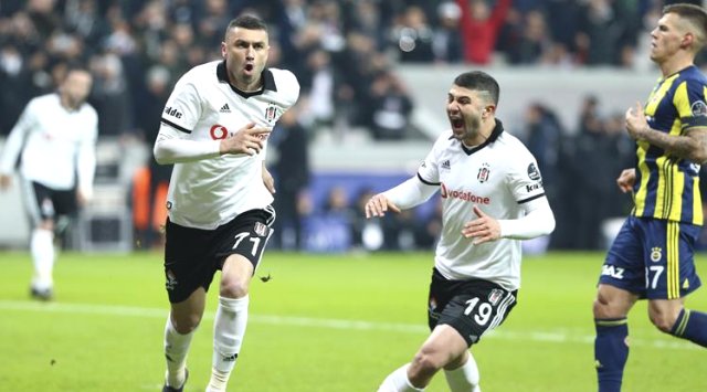 Ünlü Oyuncu Aybars Kartal Özson, Beşiktaş-Fenerbahçe Derbisinde Gözyaşlarına Boğuldu