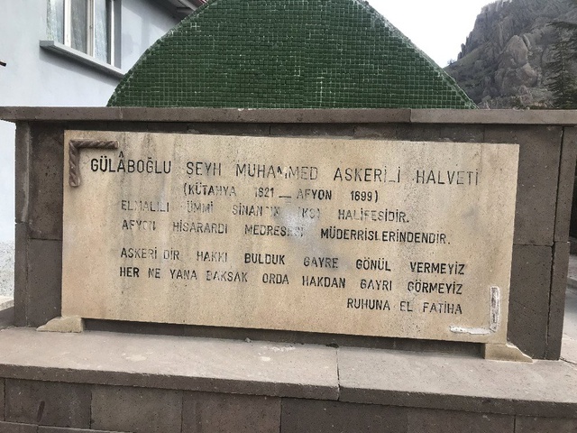 Yol Ortasındaki Mezarı Görenler, Dua Okuyup Yoluna Devam Ediyor