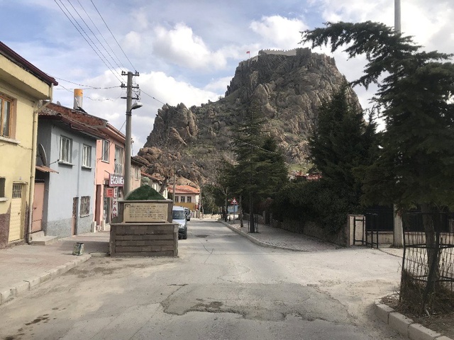 Yol Ortasındaki Mezarı Görenler, Dua Okuyup Yoluna Devam Ediyor
