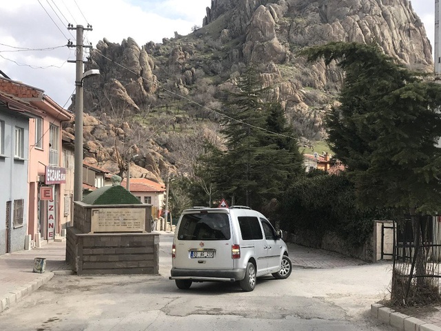 Yol Ortasındaki Mezarı Görenler, Dua Okuyup Yoluna Devam Ediyor