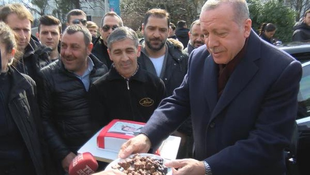 Cumhurbaşkanı Erdoğan'a Evinin Önünde <a class='keyword-sd' href='/dogum-gunu/' title='Doğum Günü'>Doğum Günü</a> Sürprizi
