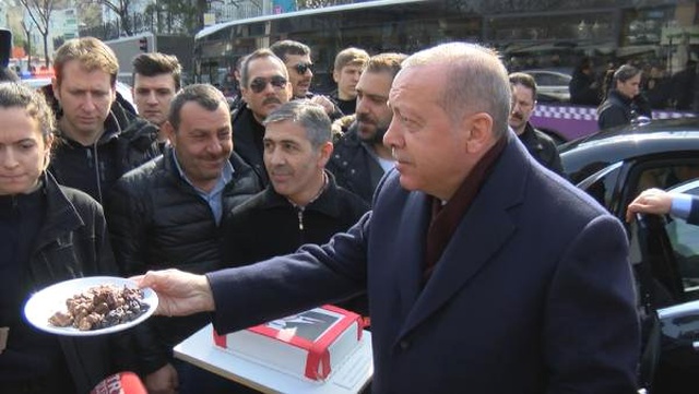 Cumhurbaşkanı Erdoğan'a Evinin Önünde Doğum Günü Sürprizi