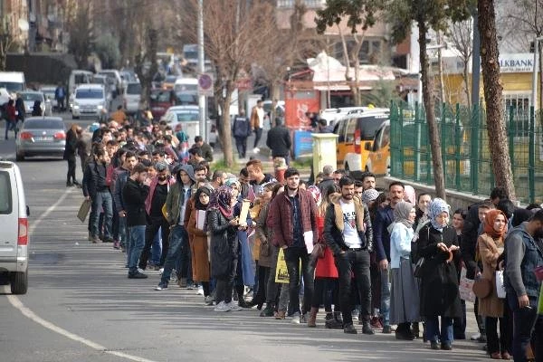 Diyarbakır'da Memur Olmak İsteyenler Uzun Kuyruklar Oluşturdu