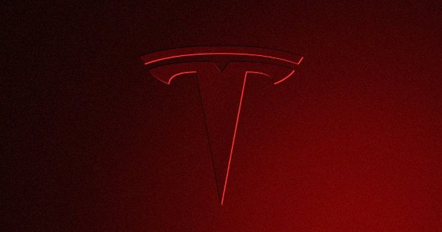 Kaza Sonrası Alev Alan Tesla'nın Bozulan Kapı Kolları, Sürücüyü İçeri Kilitledi