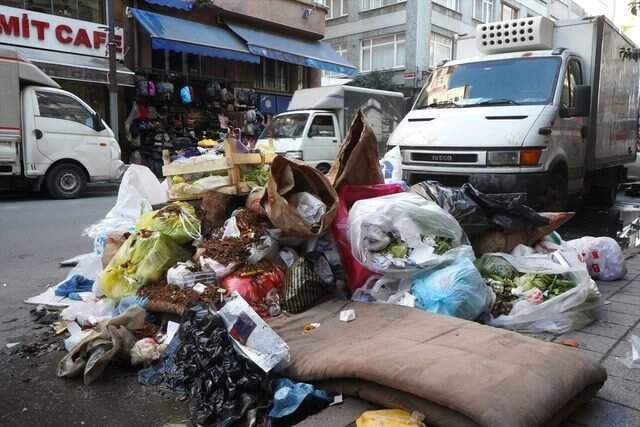 Şişli'de İşçilerin Grevi Nedeniyle Çöpler Toplanmadı Şişli'de İşçilerin Grevi Nedeniyle Çöpler Toplanmadı