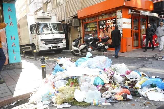 Şişli'de İşçilerin Grevi Nedeniyle Çöpler Toplanmadı Şişli'de İşçilerin Grevi Nedeniyle Çöpler Toplanmadı