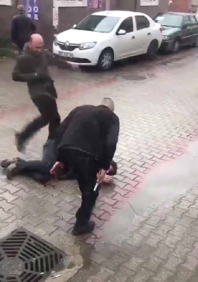 Sokak Ortasında Dehşete Düşüren Olay! Biri Tabancayla Vurdu, Diğeri Tekmeledi