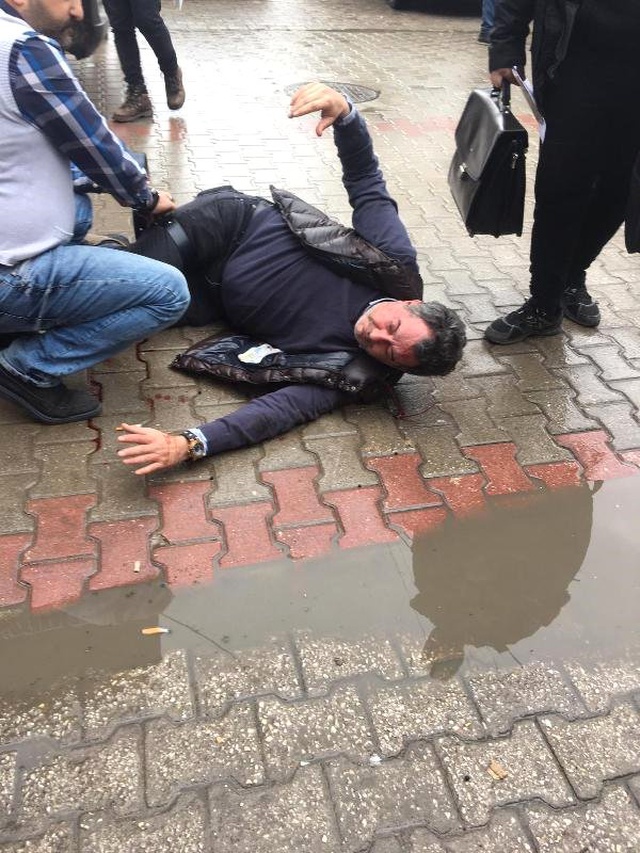 Sokak Ortasında Dehşete Düşüren Olay! Biri Tabancayla Vurdu, Diğeri Tekmeledi