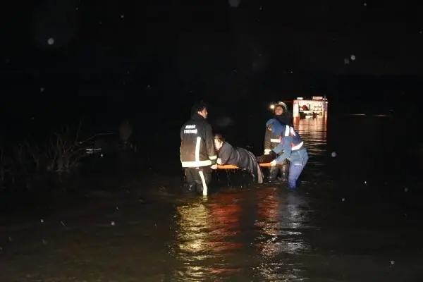 Kontrolden Çıkan Otomobil Babasultan Barajına Düştü! Ölü ve Yaralılar Var