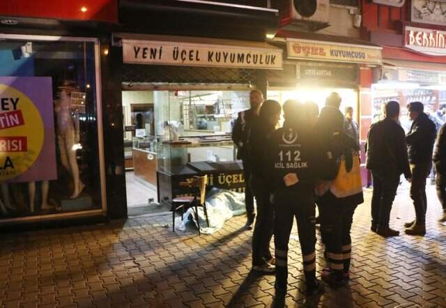 Cani Hırsızın, Kuyumcuya Kurşun Yağdırdığı Anlar Güvenlik Kamerasına Yansıdı Cani Hırsızın, Kuyumcuya Kurşun Yağdırdığı Anlar Güvenlik Kamerasına Yansıdı