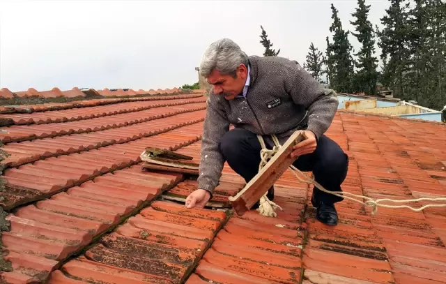 Müdürü Olduğu Okulun Çatısını Hizmetlilerle Birlikte Onardı