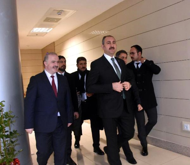 Savcının Halı Sahadan Çıkmayan Öğretmenleri Gözaltına Aldırmasıyla İlgili Konuşan Bakan Gül: İnceleme Başlatıldı