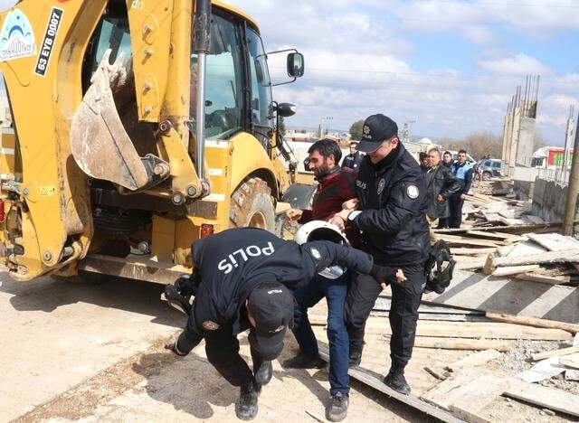 Kaçak Yapıların Yıkımında Vatandaşlar Gözyaşlarına Boğuldu Kaçak Yapıların Yıkımında Vatandaşlar Gözyaşlarına Boğuldu