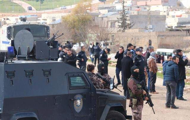 Kaçak Yapıların Yıkımında Vatandaşlar Gözyaşlarına Boğuldu Kaçak Yapıların Yıkımında Vatandaşlar Gözyaşlarına Boğuldu