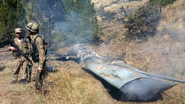 Pakistan Gözaltındaki Pilotun Görüntülerini Paylaşıyor, Hindistan Tepkili