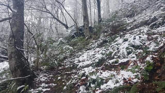 Seyir Halindeki Araç 500 Metrelik Uçuruma Yuvarlandı: 3 Ölü Seyir Halindeki Araç 500 Metrelik Uçuruma Yuvarlandı: 3 Ölü
