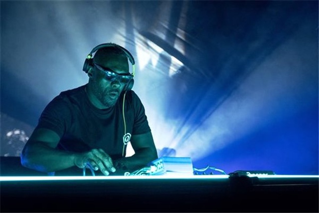 Idris Elba'nın Netflix Komedisi 'Turn Up Charlie'den İlk Fragman Geldi