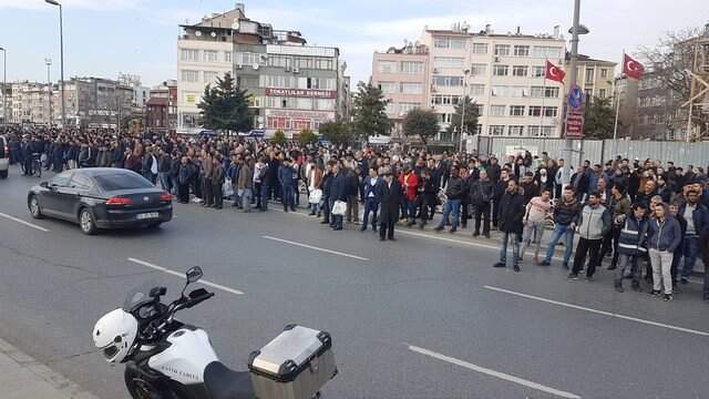 İntihar Girişimini İzleyen Vatandaşlar ile Polis Birbirine Girdi