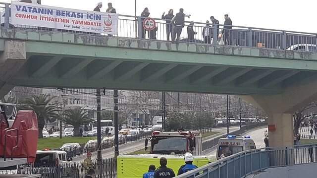İntihar Girişimini İzleyen Vatandaşlar ile Polis Birbirine Girdi