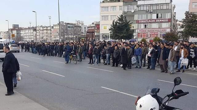İntihar Girişimini İzleyen Vatandaşlar ile Polis Birbirine Girdi