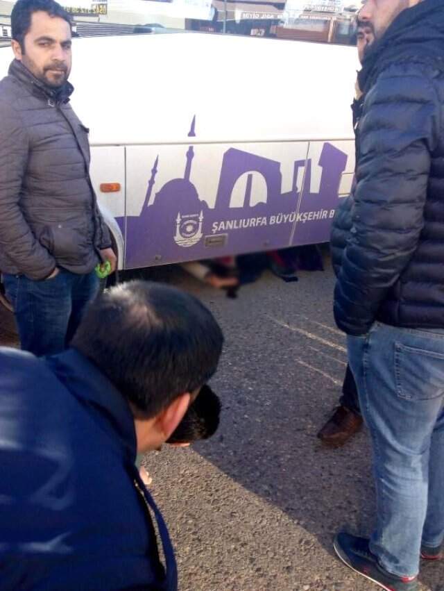 Midibüsün Altında Sıkışan Yaşlı Kadın, Hayatını Kaybetti Midibüsün Altında Sıkışan Yaşlı Kadın, Hayatını Kaybetti
