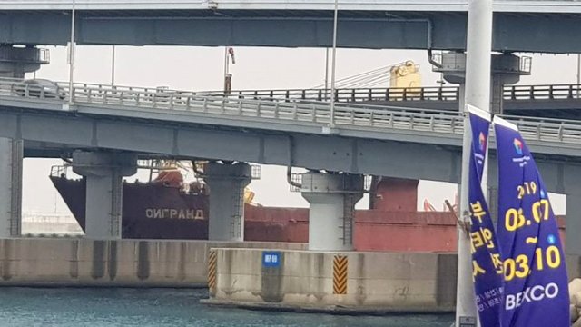 Rus Kargo Gemisi, Güney Kore'de Köprüye Çarptı