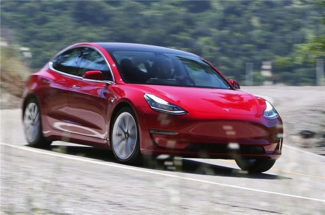 Tesla Model 3, Satış Rekorları Kırdıracak Bir Fiyatla İnternetten Satışa Sunuldu