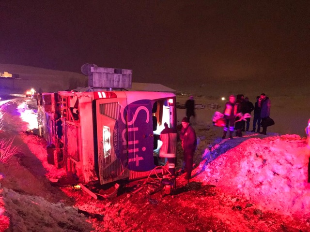 Yolcu Otobüsü Şarampole Devrildi! Ölü ve Yaralılar Var
