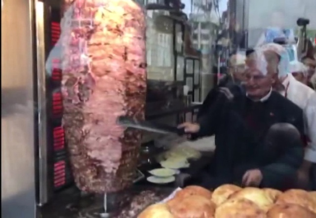 Esnafı Ziyaret Eden Binali Yıldırım Kolları Sıvayıp Döner Kesti