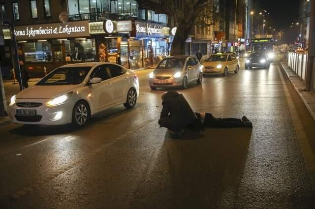 Caddenin Ortasına Uzanan Alkollü Şahıs İnat Edince Trafiği Birbirine Kattı