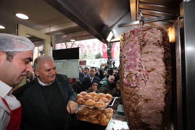Esnafı Ziyaret Eden Binali Yıldırım Kolları Sıvadı, Döner Kesti Esnafı Ziyaret Eden Binali Yıldırım Kolları Sıvayıp Döner Kesti