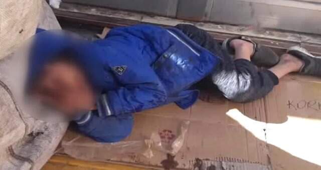 Kağıt Toplama Arabasını Yastık Yapıp Kaldırımda Uyuyan Küçük Çocuk Yürek Burktu