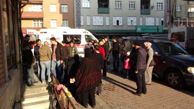 Otomobilin Çarptığı Genç Kadın Şoka Girdi, Çevredeki Vatandaşlar Yardımına Koştu Otomobilin Çarptığı Genç Kadın Şoka Girdi, Çevredeki Vatandaşlar Yardımına Koştu