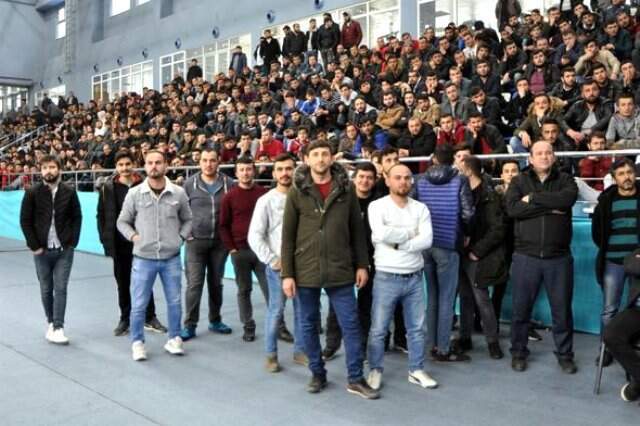 TTK'nın İşçi Alımı Kura Törenine Sığmayan Adaylar Salonun Dışına Taştı TTK'nın İşçi Alımı Kura Törenine Sığmayan Adaylar Salonun Dışına Taştı