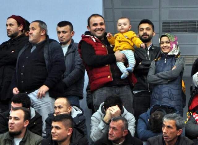 TTK'nın İşçi Alımı Kura Törenine Sığmayan Adaylar Salonun Dışına Taştı TTK'nın İşçi Alımı Kura Törenine Sığmayan Adaylar Salonun Dışına Taştı
