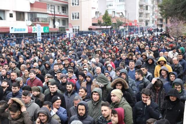 TTK'nın İşçi Alımı Kura Törenine Sığmayan Adaylar Salonun Dışına Taştı TTK'nın İşçi Alımı Kura Törenine Sığmayan Adaylar Salonun Dışına Taştı