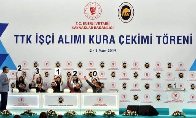 TTK'nın İşçi Alımı Kura Törenine Sığmayan Adaylar Salonun Dışına Taştı TTK'nın İşçi Alımı Kura Törenine Sığmayan Adaylar Salonun Dışına Taştı
