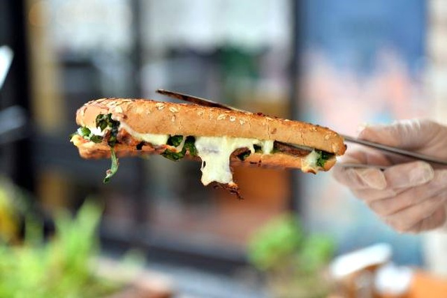 Adana Kebabına Rakip Çıktı! Hayallerinin Peşinden Giden Genç Girişimci Tostçu Oldu