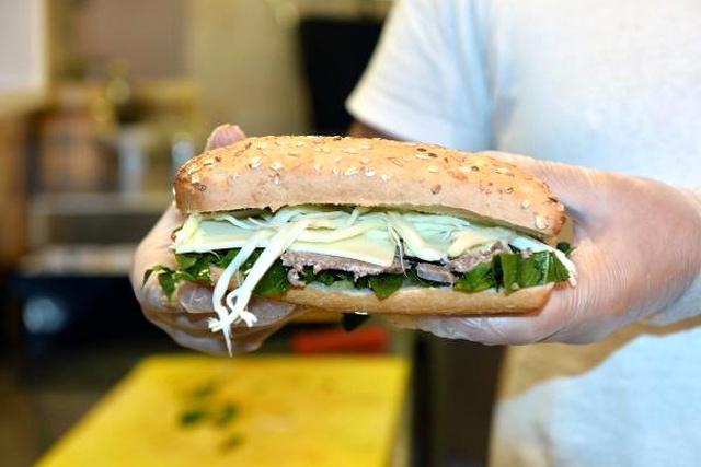 Adana Kebabına Rakip Çıktı! Hayallerinin Peşinden Giden Genç Girişimci Tostçu Oldu