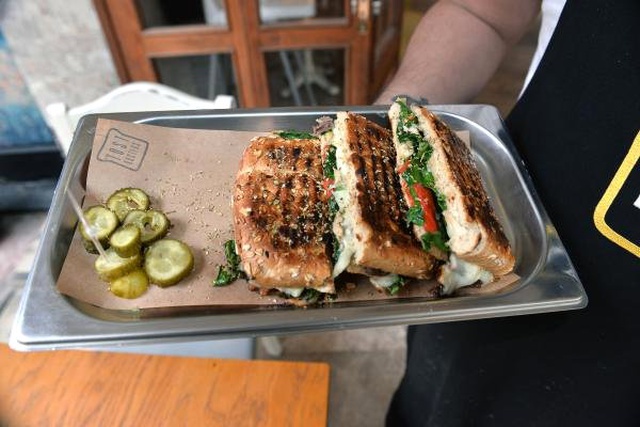 Adana Kebabına Rakip Çıktı! Hayallerinin Peşinden Giden Genç Girişimci Tostçu Oldu