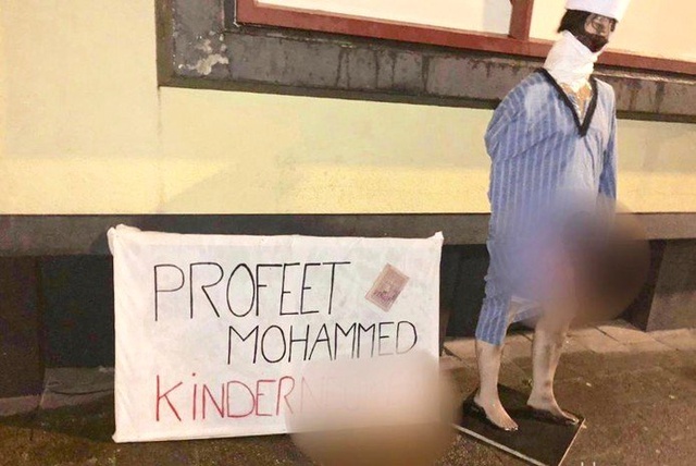 Hollanda'da Caminin Önünde Kuran'a ve Hz. Muhammed'e Hakaret Edildi