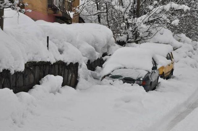Bitlis'te Beyaz Esaret! Tek Katlı Evler ve Araçlar Kara Gömüldü