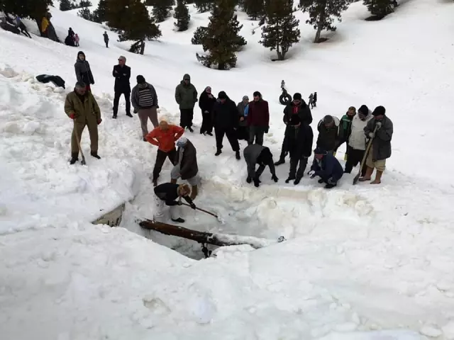 Dağdaki Cula Deliği'ne Yaz İçin Tonlarca Kar Depolandı