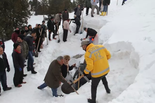Dağdaki Cula Deliği'ne Yaz İçin Tonlarca Kar Depolandı