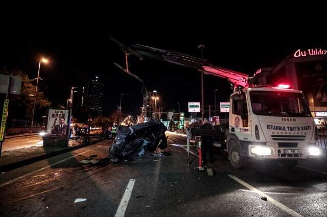 Kontrolden Çıkan Otomobil Takla Attı: 2 Yaralı Kontrolden Çıkan Otomobil, Önce Reklam Panosuna Sonra Ağaca Çarpıp Takla Attı: 2 Yaralı