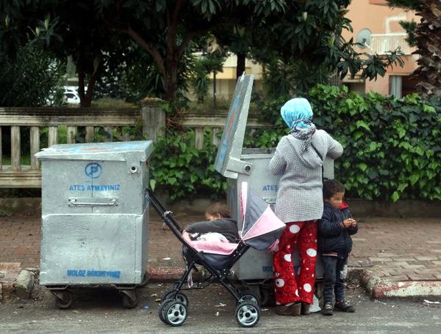 Çöpte Yiyecek Arıyor Gibi Yapan Kadın, Bölge Esnafını Bıktırdı