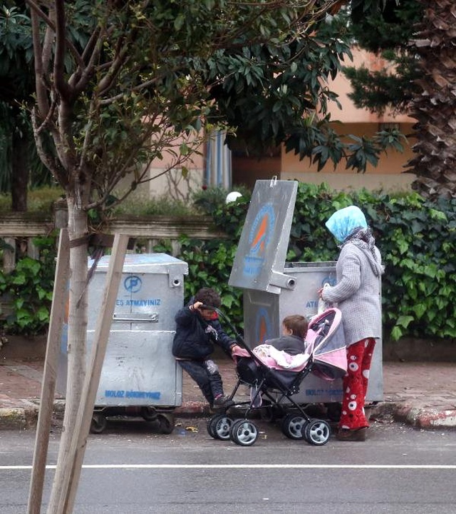 Çöpte Yiyecek Arıyor Gibi Yapan Kadın, Bölge Esnafını Bıktırdı
